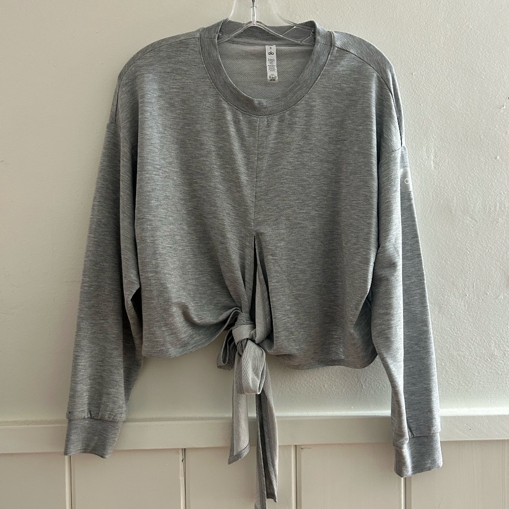 ALO YOGA LONG SLEEVED CREW NECK WRAP-BOTTOM TOP, SMALL